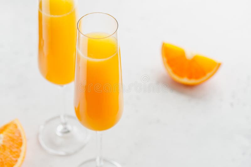 Il cocktail classico del brunch mimosa è ottenuto con succo d'arancia e vino spumante o champagne in bicchieri di flauto