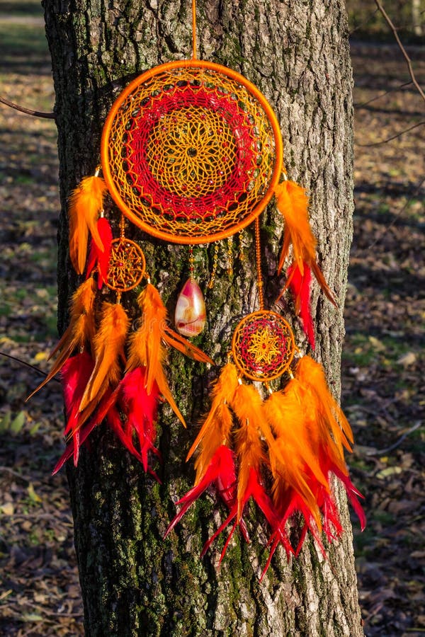 Il collettore di sogno fatto a mano con i fili delle piume e le perle rope l'attaccatura fotografie stock libere da diritti Il collettore di sogno fatto a mano con i fili delle piume e le perle rope l'attaccatura fotografie stock libere da diritti