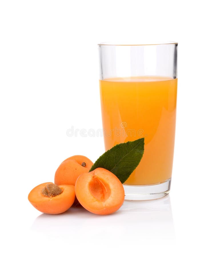 Il colpo del primo piano ha affettato le albicocche arancio con succo e la foglia fotografie stock libere da diritti Il colpo del primo piano ha affettato le albicocche arancio con succo e la foglia fotografie stock libere da diritti