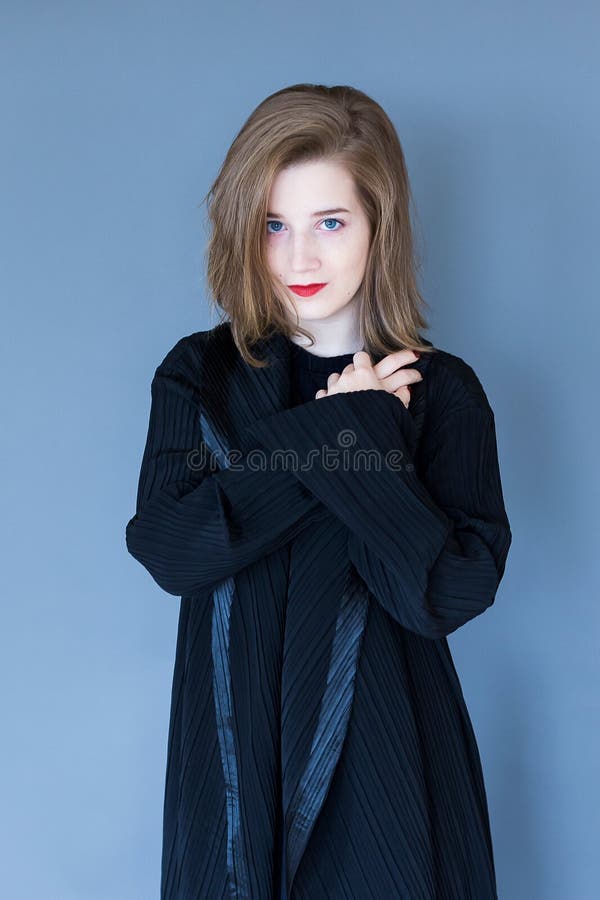Il colpo medio della giovane donna splendida si è vestito in vestiti neri eleganti immagine stock Il colpo medio della giovane donna splendida si è vestito in vestiti neri eleganti immagine stock