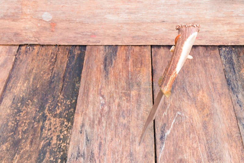 Il coltello per l'escursione sul fondo d'annata di legno con lo spazio della copia aggiunge il testo immagine stock libera da diritti Il coltello per l'escursione sul fondo d'annata di legno con lo spazio della copia aggiunge il testo immagine stock libera da diritti