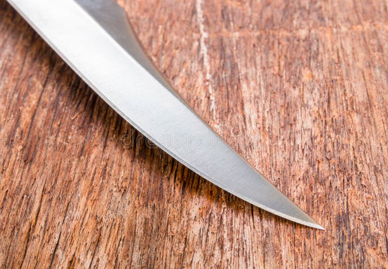 Il coltello per l'escursione sul fondo d'annata di legno con lo spazio della copia aggiunge il testo immagine stock Il coltello per l'escursione sul fondo d'annata di legno con lo spazio della copia aggiunge il testo immagine stock