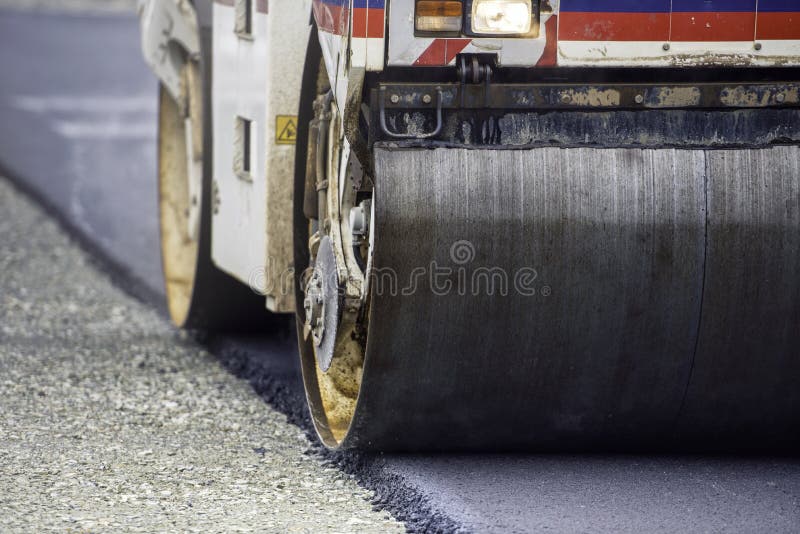 Il compattatore pesante del rullo di vibrazione alla pavimentazione dell'asfalto funziona per la costruzione della strada princip