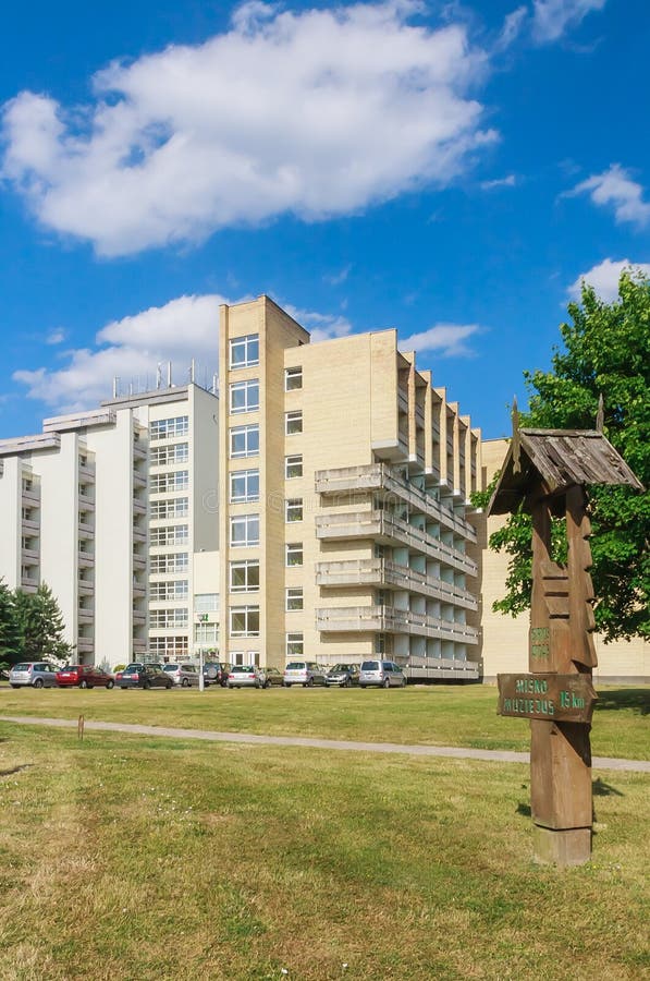 Il complesso delle costruzioni del sanatorio medico di Egle della località di soggiorno di stazione termale fotografia stock libera da diritti Il complesso delle costruzioni del sanatorio medico di Egle della località di soggiorno di stazione termale fotografia stock libera da diritti