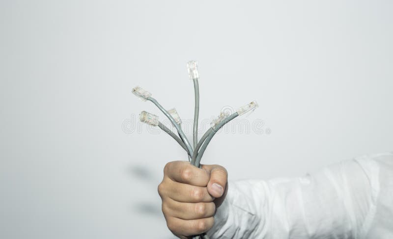 Il computer cabla a disposizione su fondo bianco immagini stock Il computer cabla a disposizione su fondo bianco immagini stock