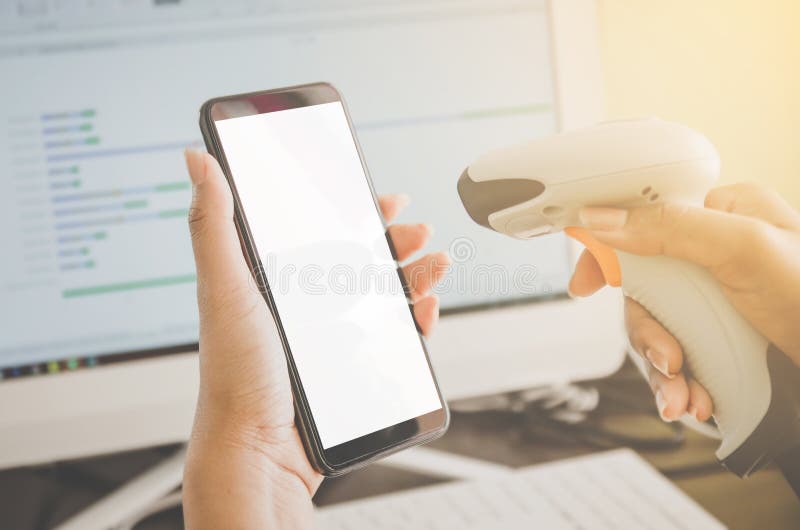 Il concetto della compera e le mani umane stanno tenendo lo smartphone con il lettore di codici a barre. Il concetto della compera, finanziari, pagamento ed affare, fondo di schermo bianco del telefono cellulare e lettore di codici a barre, mani umane stanno tenendo lo smartphone con il lettore di codici a barre ed il fondo dal computer