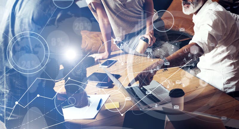 Il concetto dello schermo digitale, icona del collegamento virtuale, diagramma, grafico collega Giovani colleghe del gruppo che f fotografia stock Il concetto dello schermo digitale, icona del collegamento virtuale, diagramma, grafico collega Giovani colleghe del gruppo che f fotografia stock