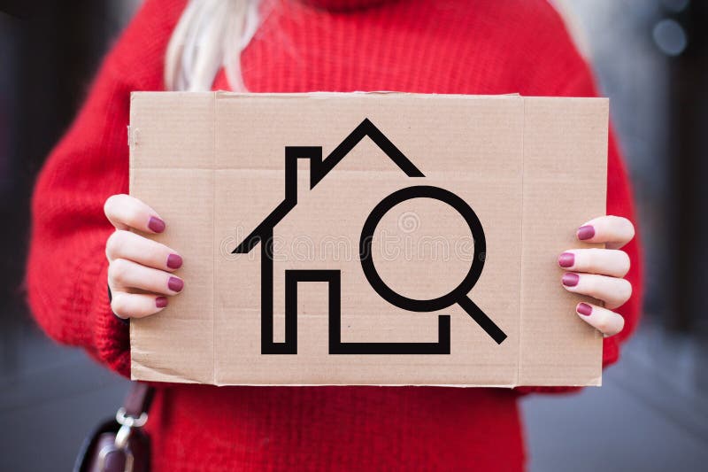 Il concetto di affitto, ricerca, acquisto del bene immobile Piatto con l'immagine di una casa nelle mani di una ragazza fotografia stock Il concetto di affitto, ricerca, acquisto del bene immobile Piatto con l'immagine di una casa nelle mani di una ragazza fotografia stock