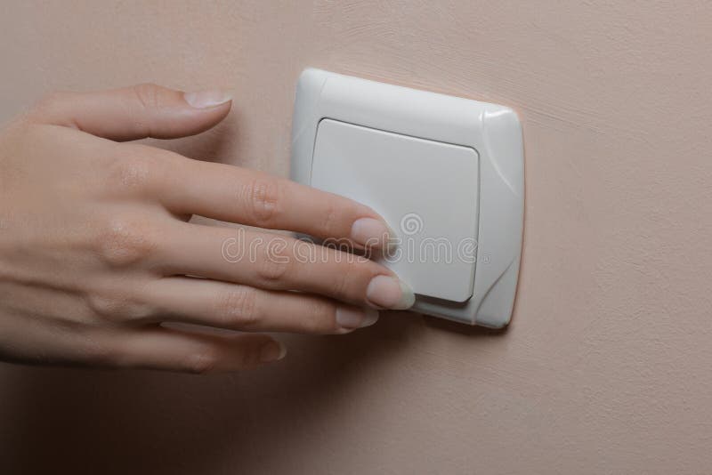 Il concetto di elettricità di risparmio La ragazza spegne le luci nella stanza Primo piano fotografie stock libere da diritti Il concetto di elettricità di risparmio La ragazza spegne le luci nella stanza Primo piano fotografie stock libere da diritti
