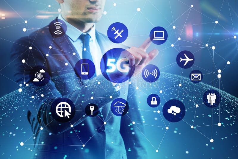 Il concetto di Internet 5g con l'uomo d'affari che preme i bottoni fotografie stock libere da diritti Il concetto di Internet 5g con l'uomo d'affari che preme i bottoni fotografie stock libere da diritti