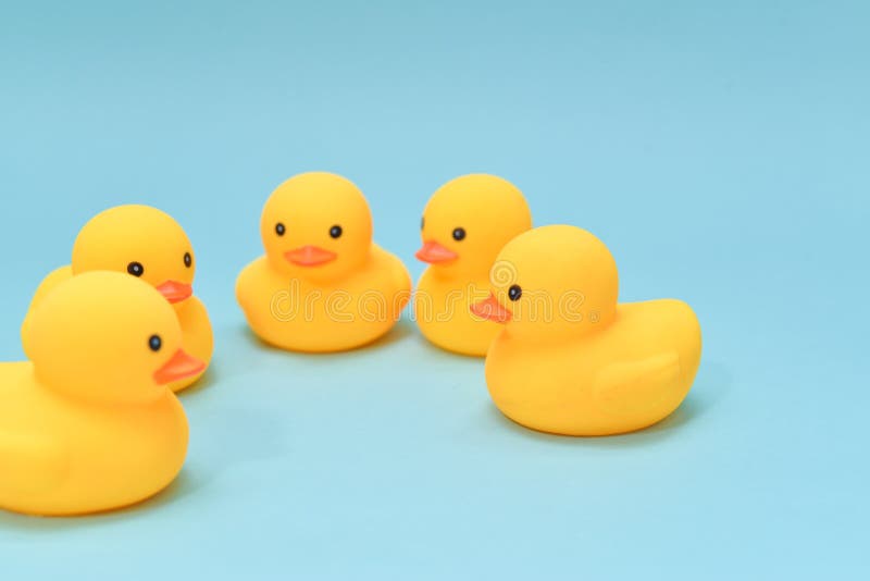 Il concetto di lampo di genio, ducky di gomma sta riunendo fotografia stock libera da diritti Il concetto di lampo di genio, ducky di gomma sta riunendo fotografia stock libera da diritti