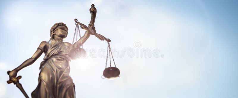 Il concetto di legge statua di Lady Justice con scale di sfondo del cielo