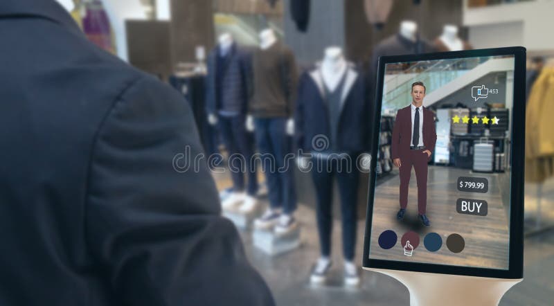 Il concetto futuristico al minuto astuto della tecnologia di Iot, uomo felice prova a utilizzare l'esposizione astuta con la real immagine stock libera da diritti Il concetto futuristico al minuto astuto della tecnologia di Iot, uomo felice prova a utilizzare l'esposizione astuta con la real immagine stock libera da diritti