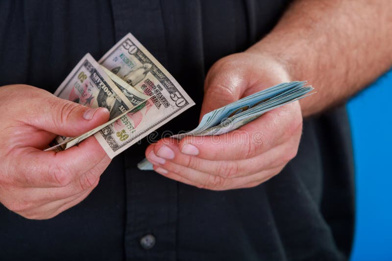 Il conteggio dell'uomo di valuta degli Stati Uniti conta i soldi Nuovi dollari in mani vicine sulla vista Affare, finanza, concet fotografie stock Il conteggio dell'uomo di valuta degli Stati Uniti conta i soldi Nuovi dollari in mani vicine sulla vista Affare, finanza, concet fotografie stock