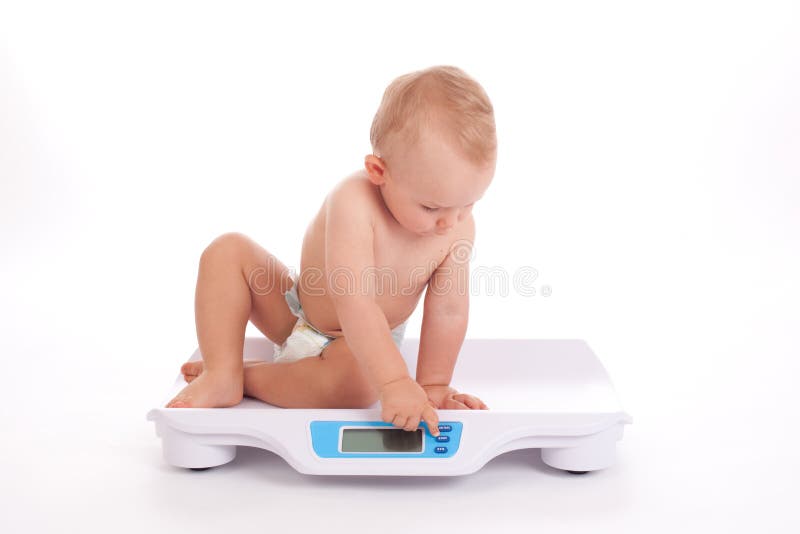 Il controllo del neonato possiede il peso sulle scale immagini stock libere da diritti Il controllo del neonato possiede il peso sulle scale immagini stock libere da diritti