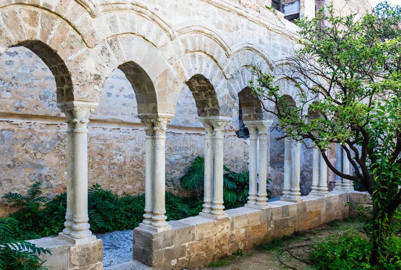Il convento della chiesa & del x22 arabo-normanni; Degli Eremiti& x22 di San Giovanni; a Palermo sicily fotografie stock libere da diritti Il convento della chiesa & del x22 arabo-normanni; Degli Eremiti& x22 di San Giovanni; a Palermo sicily fotografie stock libere da diritti