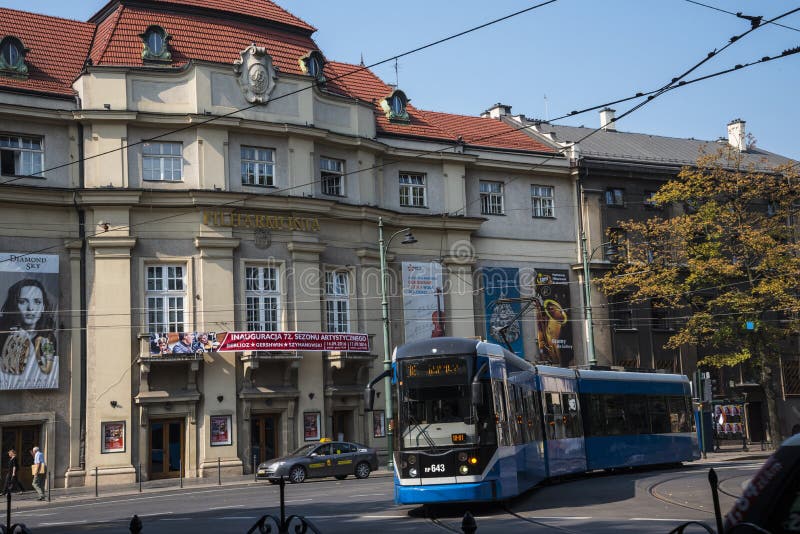 Il Corridoio ed il tram filarmonici a Cracovia Polonia fotografie stock libere da diritti Il Corridoio ed il tram filarmonici a Cracovia Polonia fotografie stock libere da diritti