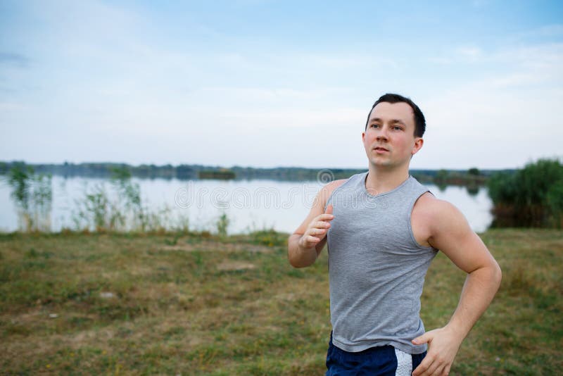 Il corridore di forma fisica e di sport equipaggia fare all'aperto la formazione per il funzionamento di maratona fotografia stock libera da diritti Il corridore di forma fisica e di sport equipaggia fare all'aperto la formazione per il funzionamento di maratona fotografia stock libera da diritti