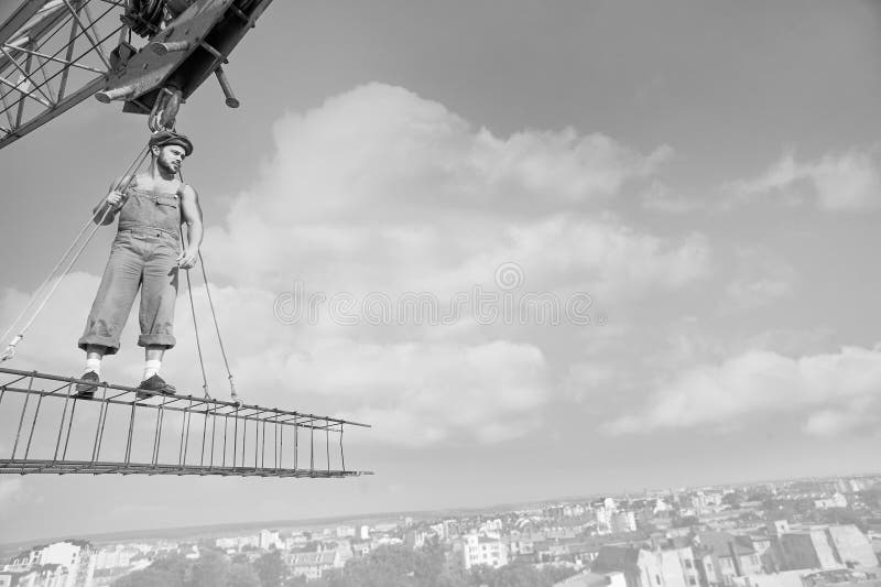 Il costruttore professionista si è vestito in attrezzatura d'annata che posa su un incrocio fotografia stock Il costruttore professionista si è vestito in attrezzatura d'annata che posa su un incrocio fotografia stock