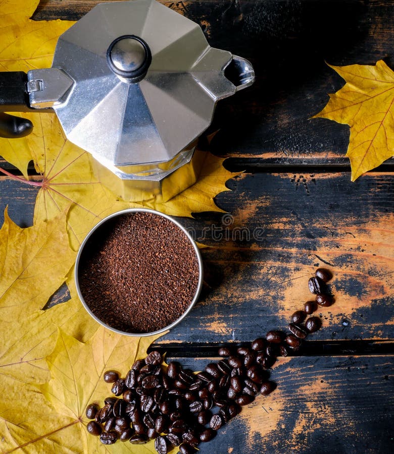 Il creatore di caffè espresso superiore della stufa ed il caffè scuro dell'arrosto per l'autunno sopravvivono
