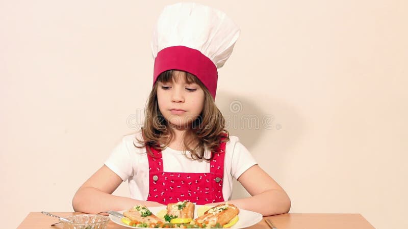 Il cuoco della bambina mangia il salmone video d archivio