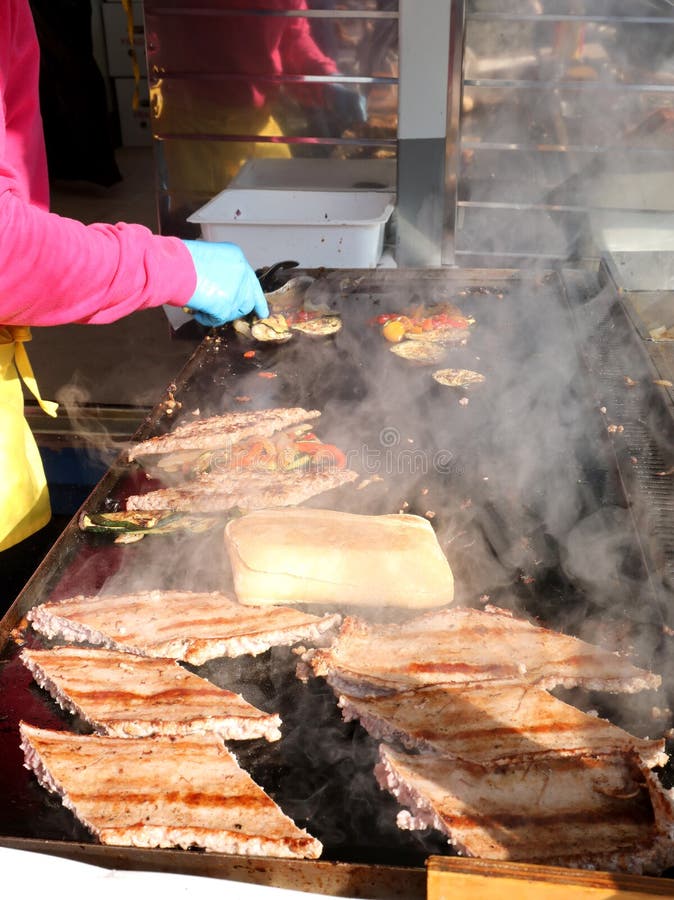 Il Cuoco Prepara Molti Pezzi Di Carne Per Il Festival Del Villaggio