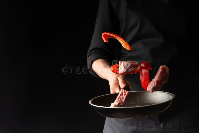 Il cuoco unico prepara le bistecche da carne, da carne di maiale o dal manzo, gettante la carne fresca con i peperoni dolci in un fotografie stock libere da diritti Il cuoco unico prepara le bistecche da carne, da carne di maiale o dal manzo, gettante la carne fresca con i peperoni dolci in un fotografie stock libere da diritti