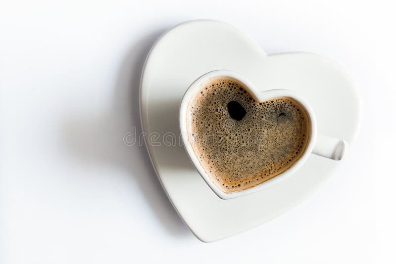 Il cuore ha modellato la tazza di caffè nero su bianco Amore fotografia stock libera da diritti