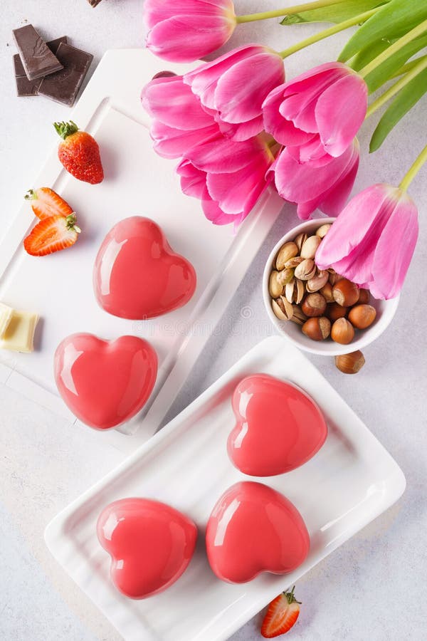 Il cuore rosso ha modellato i dolci della mousse con le bacche ed il cioccolato immagine stock Il cuore rosso ha modellato i dolci della mousse con le bacche ed il cioccolato immagine stock