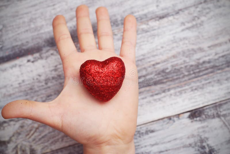 Il cuore rosso ha tenuto in mani da un bambino isolato sopra un fondo bianco e nero Giorno del `s del biglietto di S Giorno del ` fotografie stock libere da diritti Il cuore rosso ha tenuto in mani da un bambino isolato sopra un fondo bianco e nero Giorno del `s del biglietto di S Giorno del ` fotografie stock libere da diritti