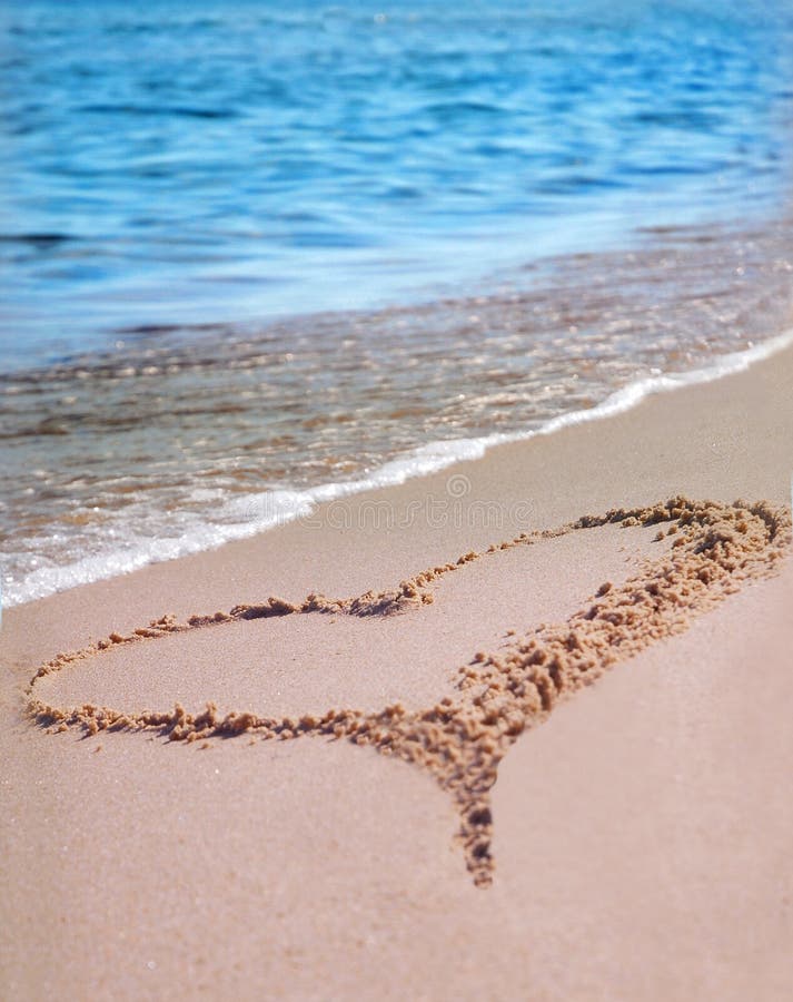Il cuore sulla sabbia della spiaggia