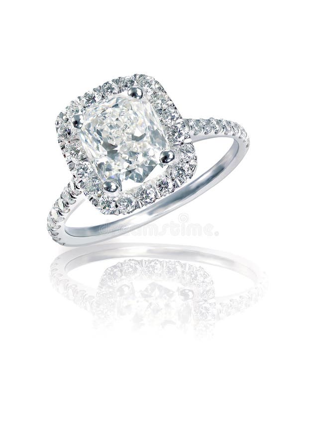Il cuscino brillante moderno ha tagliato l'anello di diamante di stile di alone fotografie stock Il cuscino brillante moderno ha tagliato l'anello di diamante di stile di alone fotografie stock