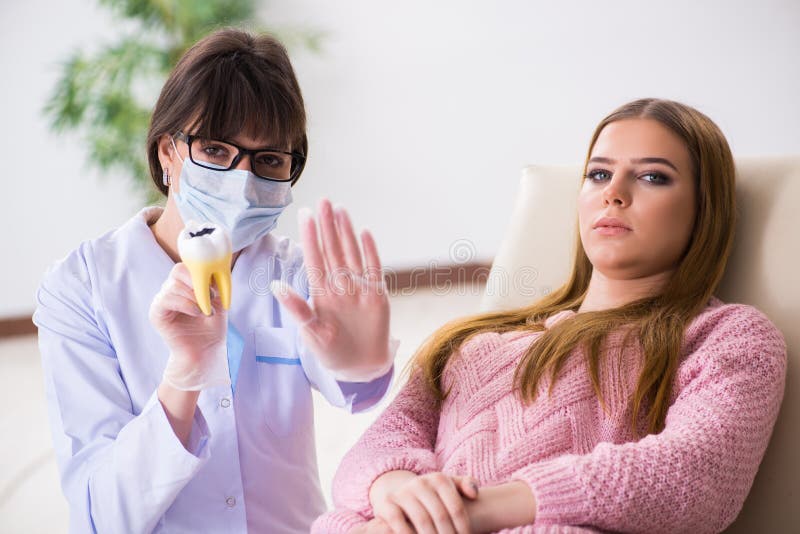 Download Il Dentista Di Visita Paziente Della Donna Per Il Controllo Generale Regolare Immagine Stock - Immagine di carie, ospedale: 117976421