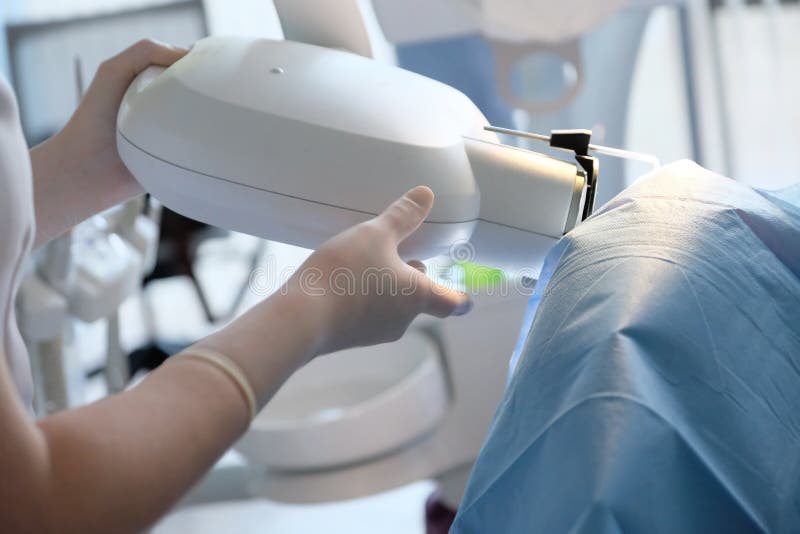 Il dentista ha installato una macchina di raggi x fotografie stock libere da diritti Il dentista ha installato una macchina di raggi x fotografie stock libere da diritti