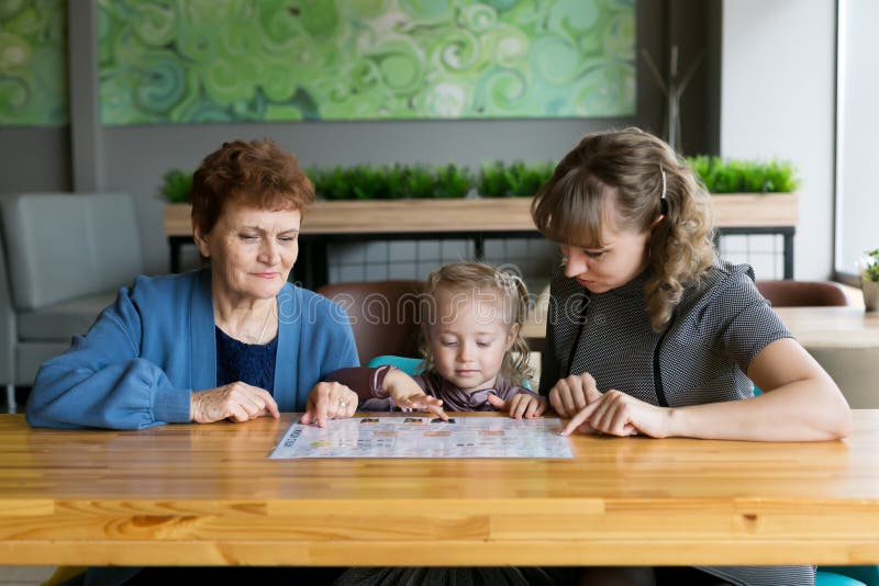 Il derivato e la nipote della nonna che guardano il menu in un caffè