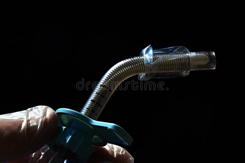 Il dettaglio della cannula di rinforzo della tracheotomia utilizzata nell'emergenza e in icu ha tenuto nella mano sinistra di med immagini stock libere da diritti Il dettaglio della cannula di rinforzo della tracheotomia utilizzata nell'emergenza e in icu ha tenuto nella mano sinistra di med immagini stock libere da diritti