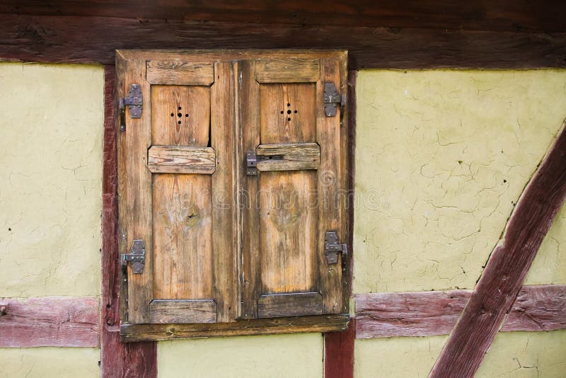 Il dettaglio della facciata anteriore della parete e della finestra di vecchia metà tradizionale ha armato in legno la facciata d immagine stock libera da diritti Il dettaglio della facciata anteriore della parete e della finestra di vecchia metà tradizionale ha armato in legno la facciata d immagine stock libera da diritti