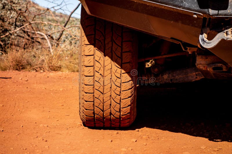 Il dettaglio di un pneumatico fuori strada su un'automobile giapponese 4x4 immagini stock libere da diritti Il dettaglio di un pneumatico fuori strada su un'automobile giapponese 4x4 immagini stock libere da diritti