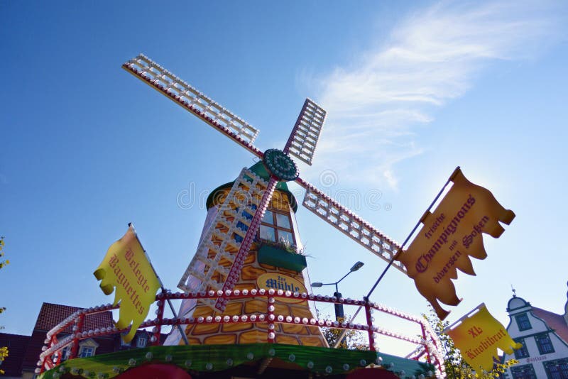 Il ¡ di Ð olored il mulino a vento sopra cielo blu al festiva Oktoberfest: Erfu immagine stock libera da diritti Il ¡ di Ð olored il mulino a vento sopra cielo blu al festiva Oktoberfest: Erfu immagine stock libera da diritti