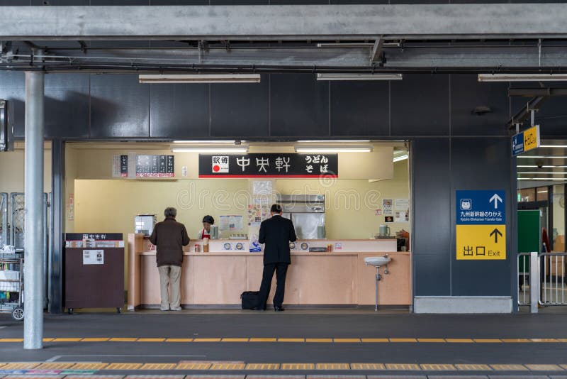 Il 5 dicembre 2019 a Saga, Giappone, la gente si mette in piedi e mangia Ramen in un piccolo negozio Ramen in una piccola stazion fotografia stock libera da diritti