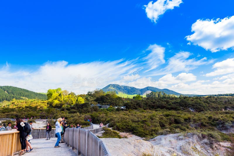 IL DISTRETTO DI ROTORUA, NUOVA ZELANDA - 10 OTTOBRE 2018: Stagni geotermici nel parco di Wai-O-Tapu Copi lo spazio per testo fotografia stock IL DISTRETTO DI ROTORUA, NUOVA ZELANDA - 10 OTTOBRE 2018: Stagni geotermici nel parco di Wai-O-Tapu Copi lo spazio per testo fotografia stock