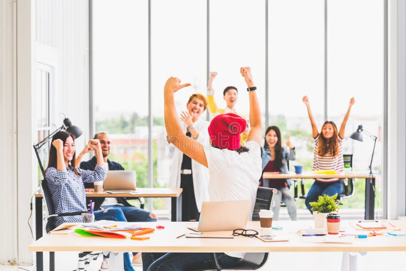 Il diverso gruppo multietnico di gruppo creativo o il collega di affari celebra insieme in ufficio moderno concetto di lavoro di fotografie stock libere da diritti Il diverso gruppo multietnico di gruppo creativo o il collega di affari celebra insieme in ufficio moderno concetto di lavoro di fotografie stock libere da diritti