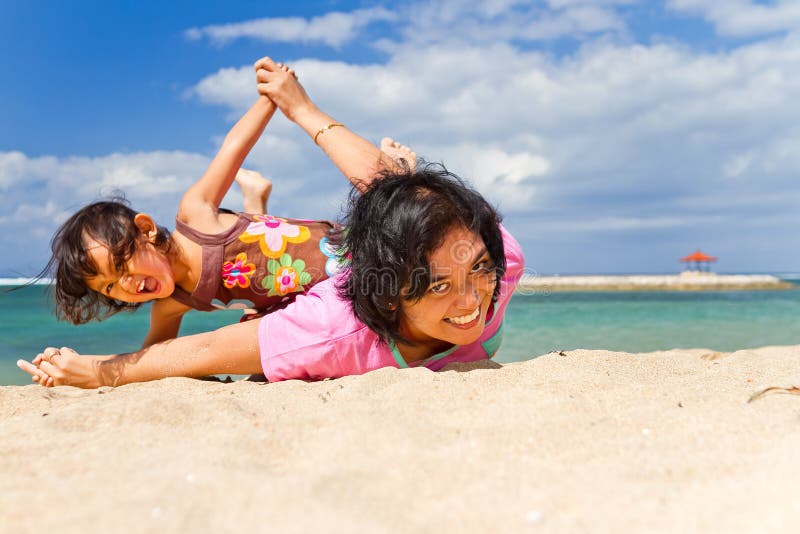 Il divertimento asiatico del bambino e della madre gioca alla spiaggia immagine stock Il divertimento asiatico del bambino e della madre gioca alla spiaggia immagine stock