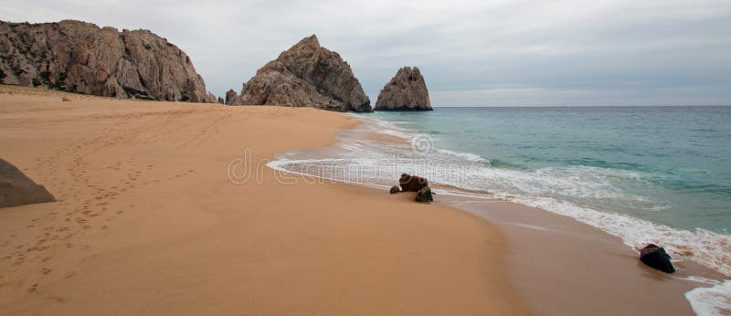 Il divorzio e gli amanti tirano dal lato pacifico delle terre si concludono in Cabo San Lucas nella Bassa California Messico fotografia stock libera da diritti Il divorzio e gli amanti tirano dal lato pacifico delle terre si concludono in Cabo San Lucas nella Bassa California Messico fotografia stock libera da diritti