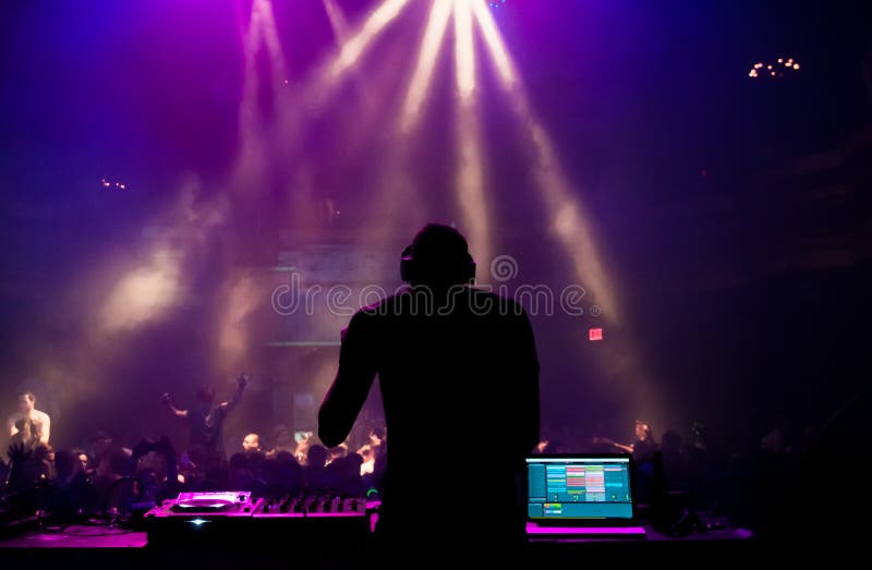 Il DJ che esegue ad un concerto immagini stock Il DJ che esegue ad un concerto immagini stock