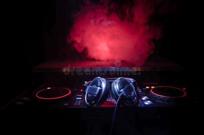 Il DJ che fila, mescolantesi e graffiante in night-club, mani comandi della pista del ritocco del DJ di vari sulla piattaforma de fotografia stock libera da diritti Il DJ che fila, mescolantesi e graffiante in night-club, mani comandi della pista del ritocco del DJ di vari sulla piattaforma de fotografia stock libera da diritti