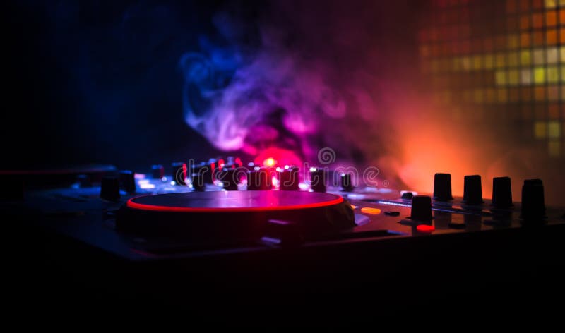 Il DJ che fila, mescolantesi e graffiante in night-club, mani comandi della pista del ritocco del DJ di vari sulla piattaforma de immagine stock Il DJ che fila, mescolantesi e graffiante in night-club, mani comandi della pista del ritocco del DJ di vari sulla piattaforma de immagine stock