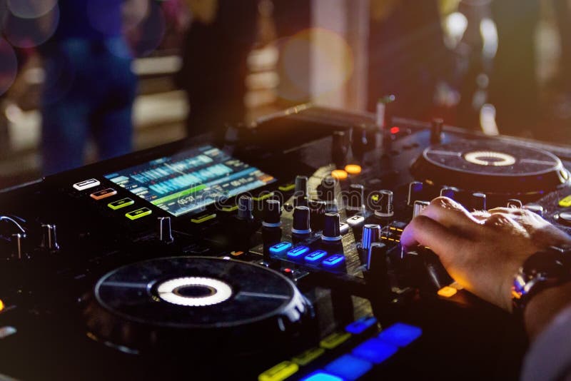Il DJ che gioca la musica sul giradischi, inoltre sa come piattaforma girevole in night-club fotografia stock libera da diritti Il DJ che gioca la musica sul giradischi, inoltre sa come piattaforma girevole in night-club fotografia stock libera da diritti