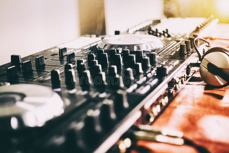 Il DJ che gioca musica al primo piano ed alle miscele del miscelatore la pista nel night-club immagine stock Il DJ che gioca musica al primo piano ed alle miscele del miscelatore la pista nel night-club immagine stock