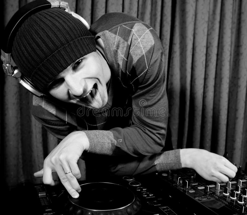 Il DJ funky pazzesco in un locale notturno